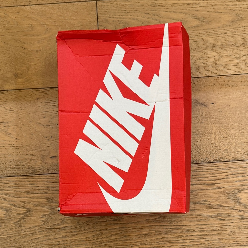 Nike Low-Top Sneakers in White and Purple - Picture 5 of 9